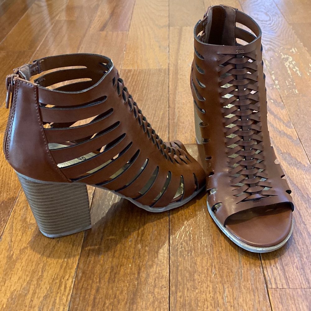 Indigo Road faux brown leather strap sandals size 5.5